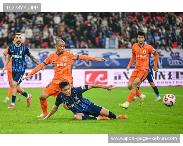 山东泰山高位抢断引发前场混战，险些改写比分