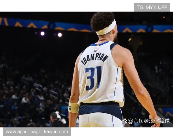 勇士克莱定点开火，三分连中两记