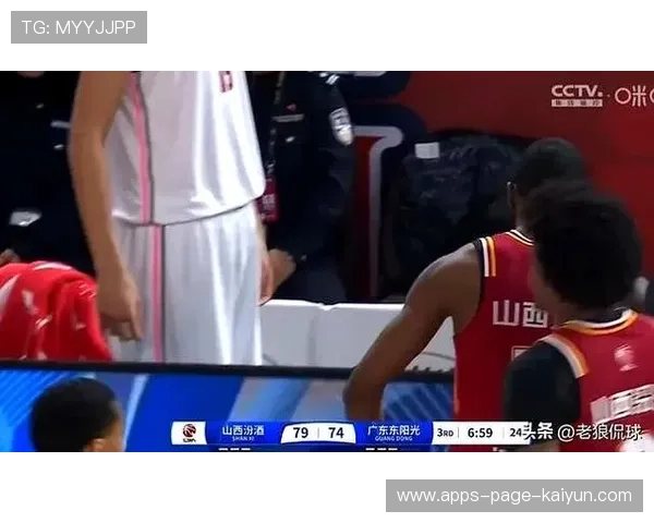 球星在替补席观看训练录像并参与战术讨论，备战更主动